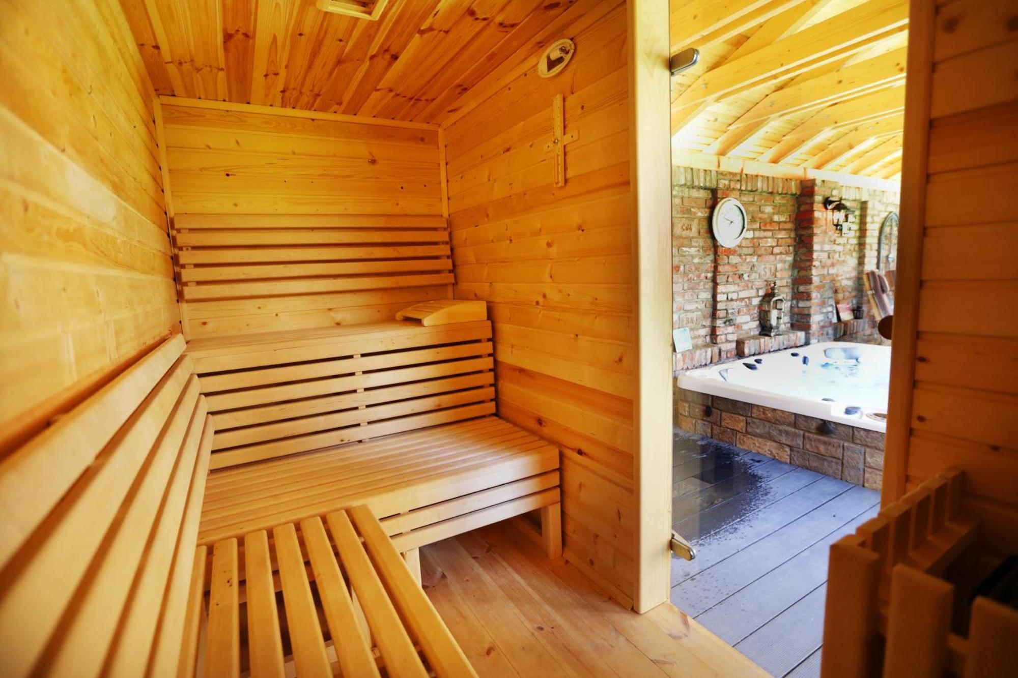 Kalvin Restaurant & Pension Rastislavice Екстер'єр фото