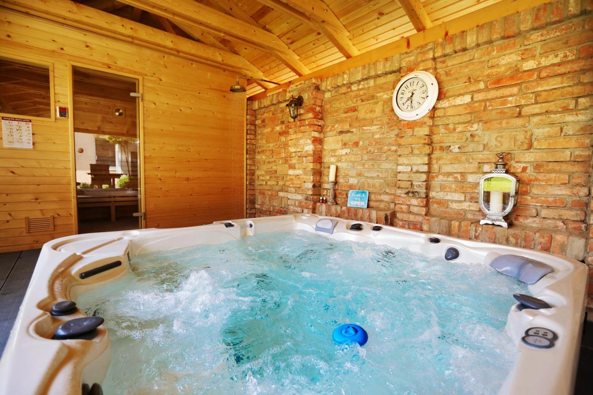 Kalvin Restaurant & Pension Rastislavice Екстер'єр фото